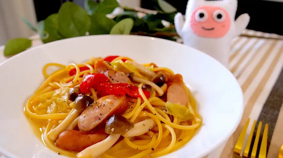 Snapdishの料理写真:【豆乳スープパスタ】作り置きで便利すぎる冷凍具材を使って😃麺は茹でずにレンチン超👍🏻|ヨッチャンさん