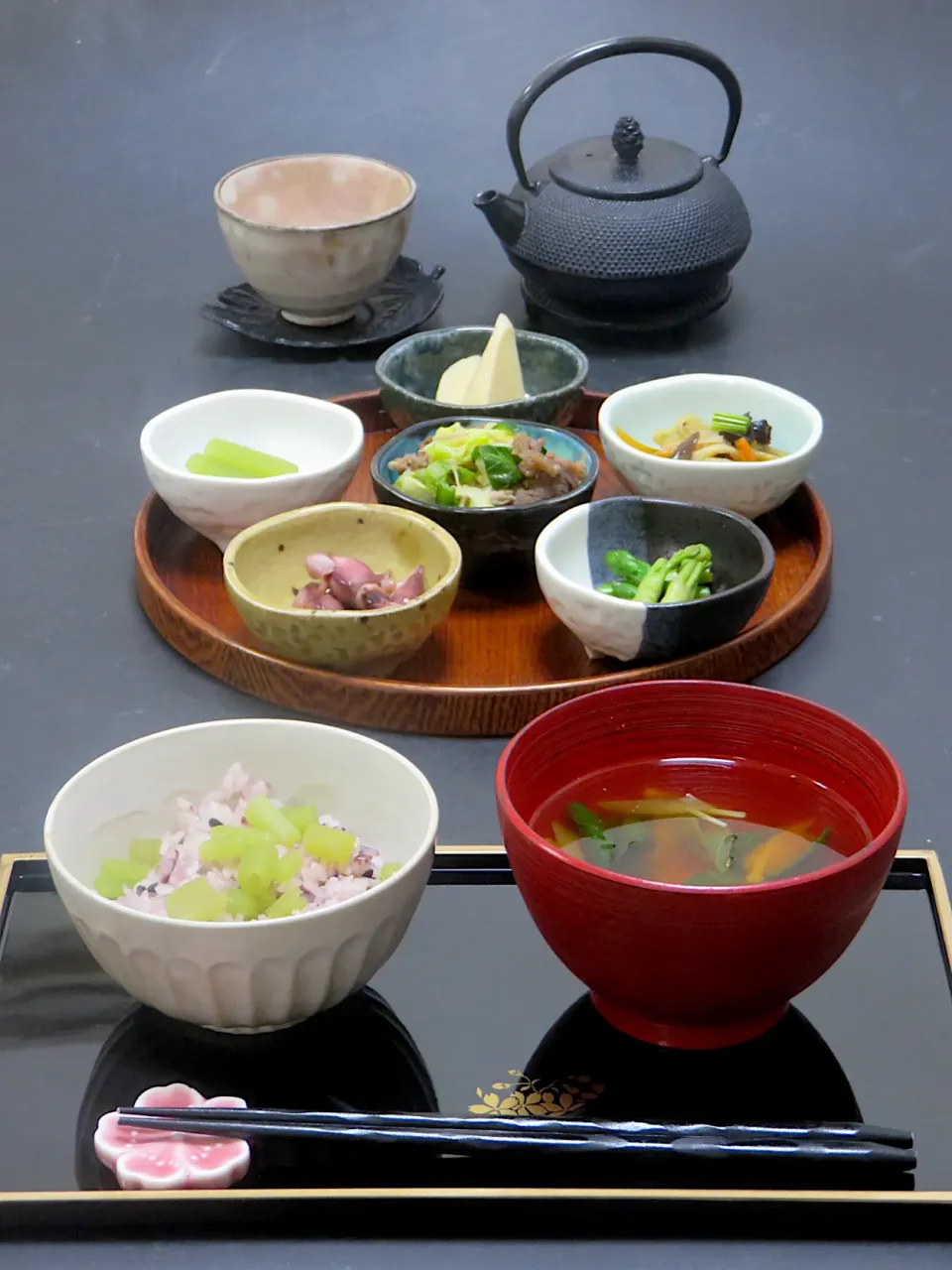 今晩は、春のおまわり
蕗の青煮、筍煮、蛍烏賊醤油漬け、アスパラガスとタラの芽のお浸し、切り干し大根五目煮、春キャベツプルコギ風
黒米蕗ご飯、茸と白葱のミネラル味噌汁、緑茶|akazawa3さん