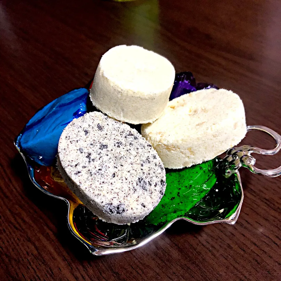 Snapdishの料理写真:Polvoron ( cashew nuts, classic and cookies and creme flavor)|Laarni Nabongさん