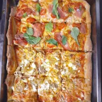 Snapdishの料理写真:Homemade Pizza ParmaHam and Rocket/Chicken and Feta👌🍕|Neitjie101さん