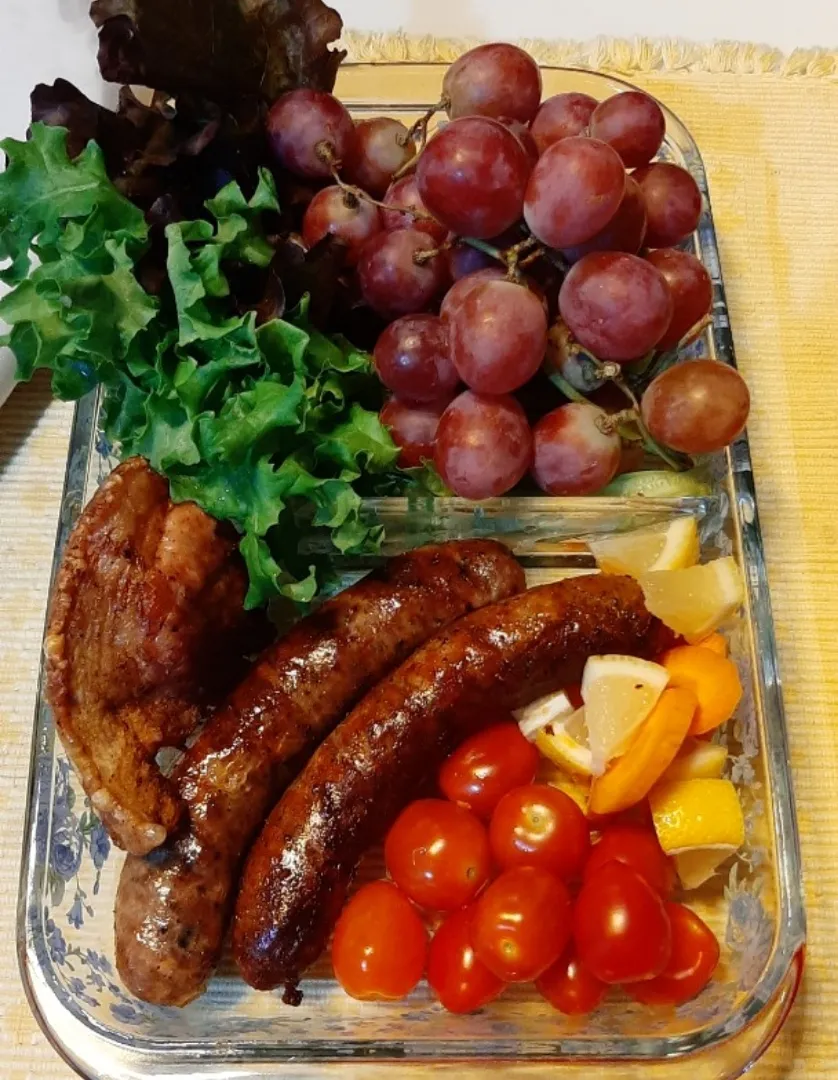 A dietary & nutritious mix platter 💕
#spicy pork sausage 

#mco the 28th day 🏠|ģřãçîöůşさん