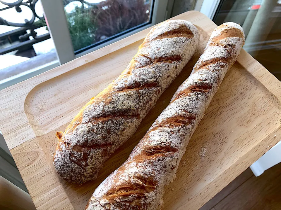 手ごねで　バゲット🥖🥖外側パリッと美味しい❣️|mashaさん