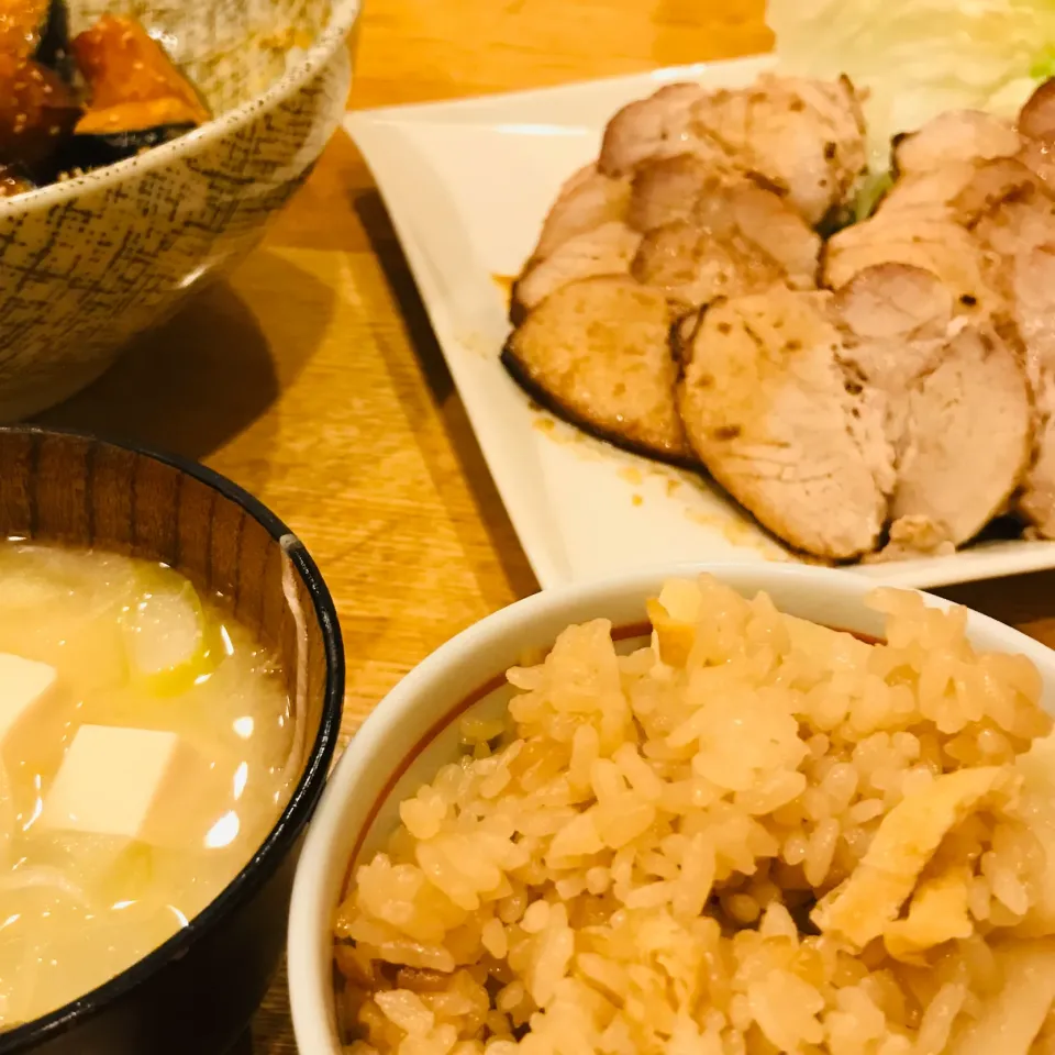 Snapdishの料理写真:マダム とんちんさんの料理 超簡単　漬けて焼くだけで焼豚で超うまな夕飯になりました〜😆|だまさん