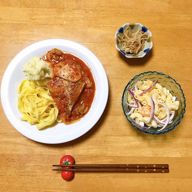 Snapdishの料理写真:鶏肉と野菜のトマト煮込みパスタ添え|ちゃみこさん