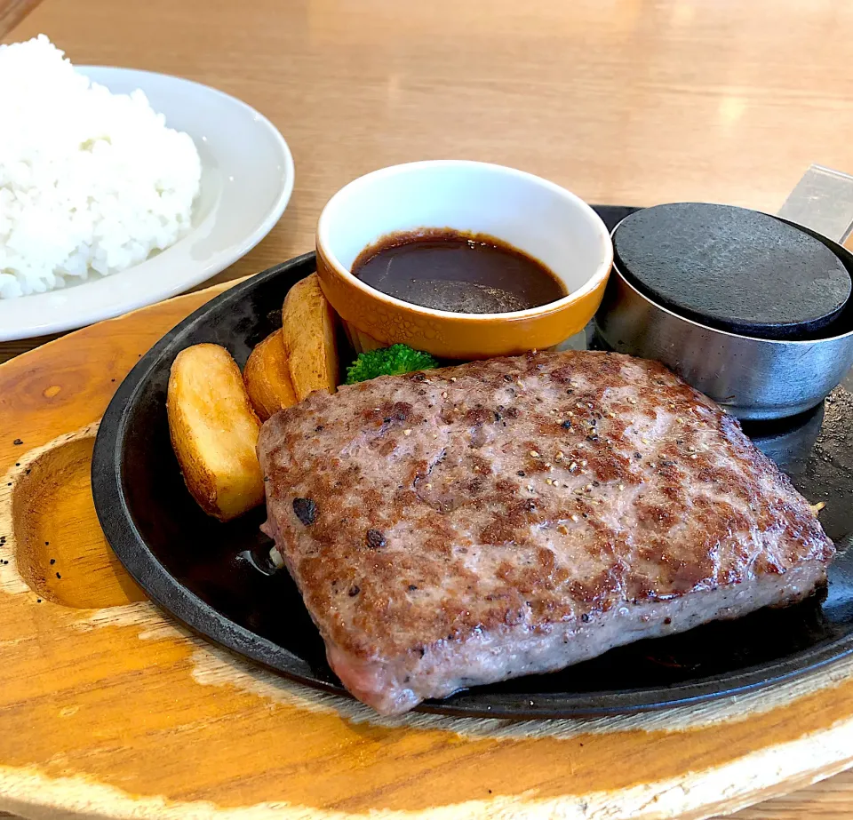 Snapdishの料理写真:ビーフハンバーグステーキランチ|ゆうじ.さん