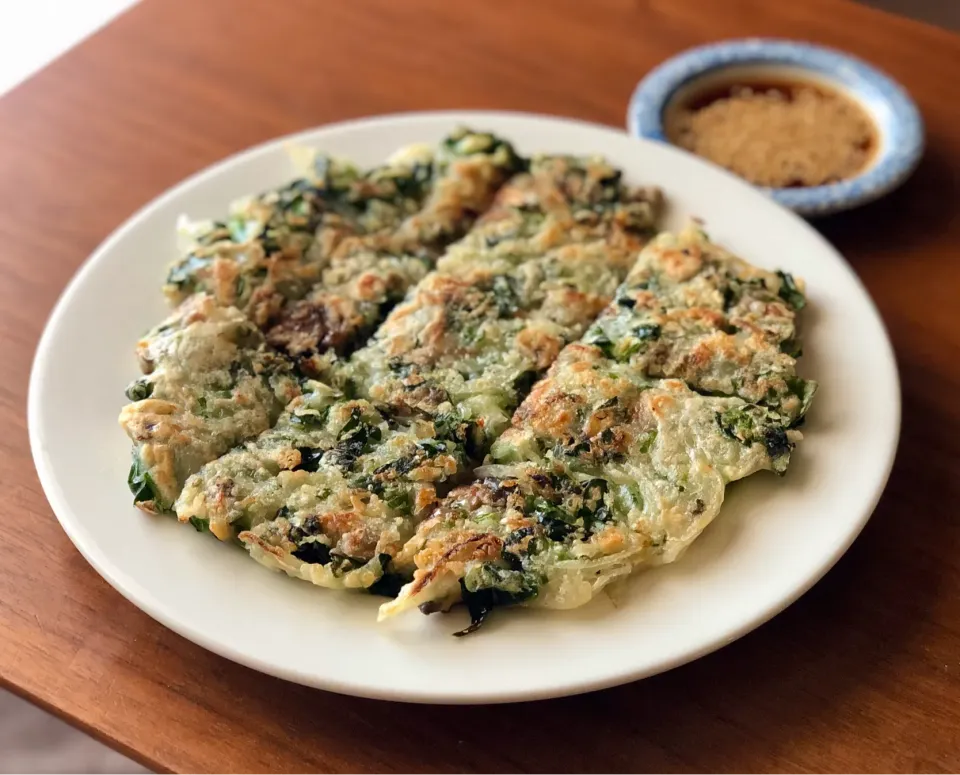 Snapdishの料理写真:冷蔵庫整理のチヂミ　　　　　　Buchimgae of clams and spinach|マユマユさん