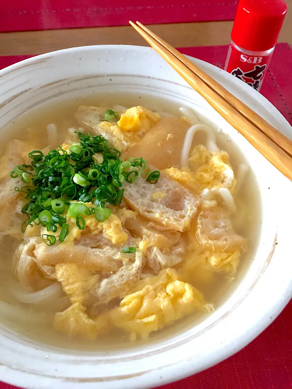 きざみ油揚げの玉子とじうどん🍀|おかちさん