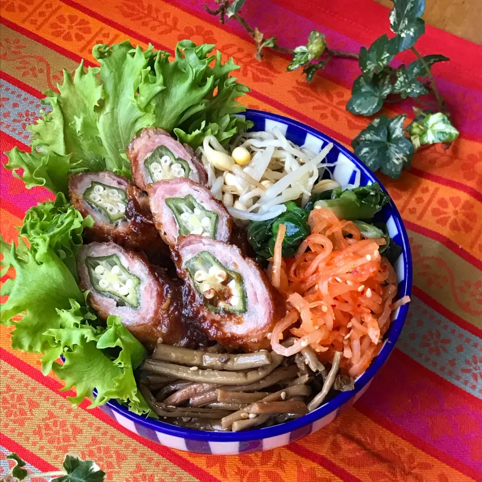 🍖今日のランチは肉も野菜もたっぷり🇰🇷オクラ肉巻き焼肉と　野菜ナムルをドッサリ乗せた丼🍚🥢|Hollyさん