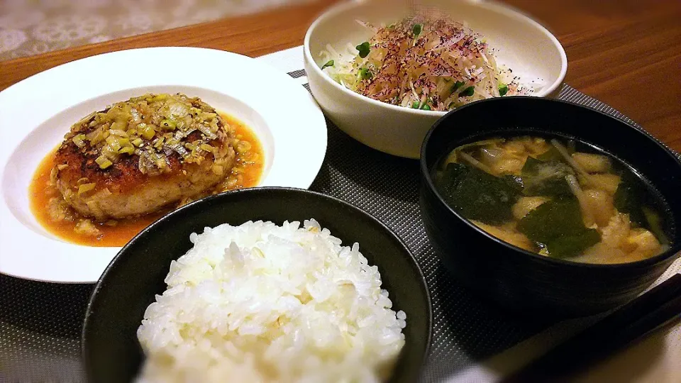 Snapdishの料理写真:鶏むね肉とはんぺんのﾊﾝﾊﾞｰｸﾞ～
の晩ごはん✨|kaz(*･ω･)さん