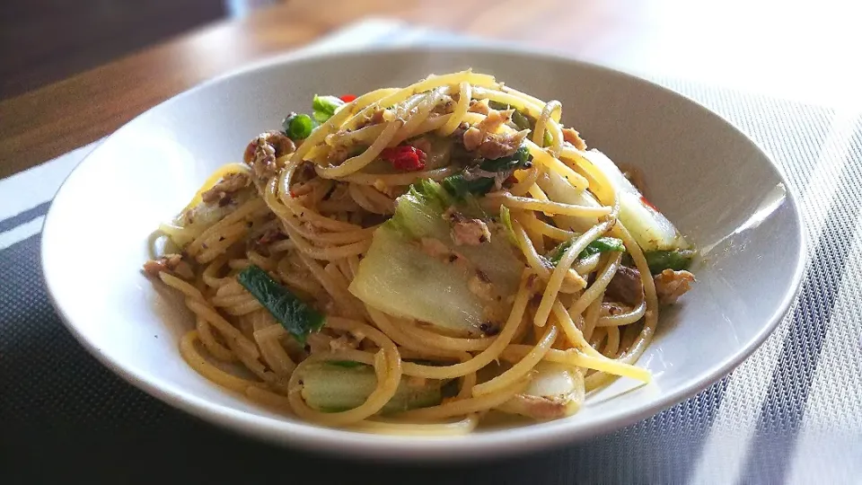 Snapdishの料理写真:白菜と小松菜とサバ缶で
ﾆﾝﾆｸ昆布茶ﾊﾟｽﾀ～🍝
の昼ごはん✨|kaz(*･ω･)さん