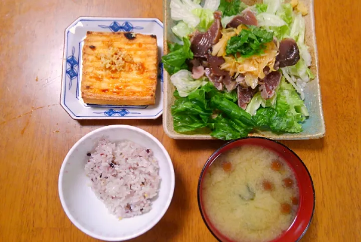 ３月２５日　かつおのたたき　厚揚げ　なめことわかめのお味噌汁|いもこ。さん