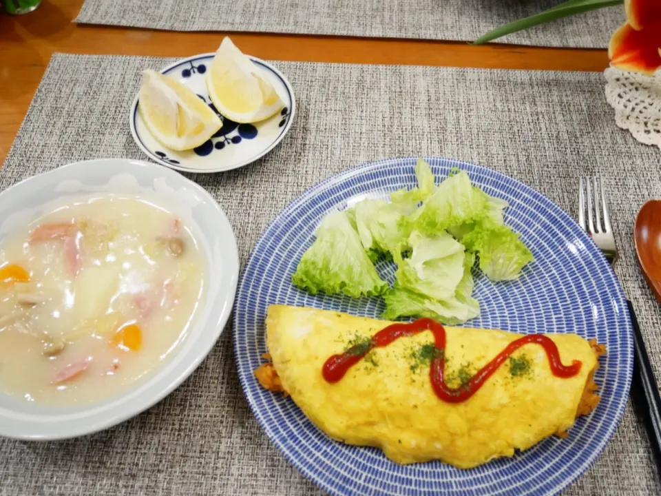 Snapdishの料理写真:20/04/10 夕飯♪ オムライス　シチュー|ikukoさん