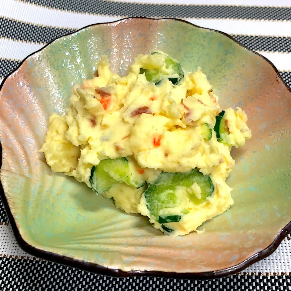 梅マヨポテトサラダ   🥗                      普通にポテサラ作る要領で梅の果肉を叩いて混ぜマヨネーズで和えました︎‪(∩•ω•∩)♬♡♡♡                         　梅の塩分と酸味があるからs.pはしてないけど充分美味しいです💓|yumipon1203さん