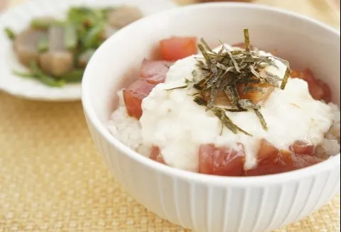 魚醤漬けマグロの山掛け丼梅風味|ちいさなしあわせキッチンさん