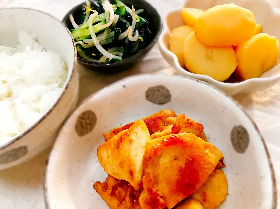 Snapdishの料理写真:鶏むね肉のカレー炒め、じゃがいもの煮物、もやしのサラダ🌿|momoさん