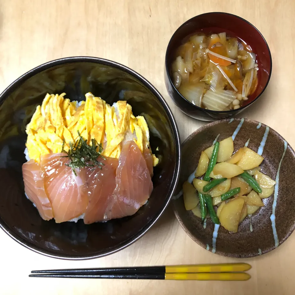 マグロの漬け丼、きのこと野菜のみそ汁、じゃがいもの甘辛炒め|Rioさん