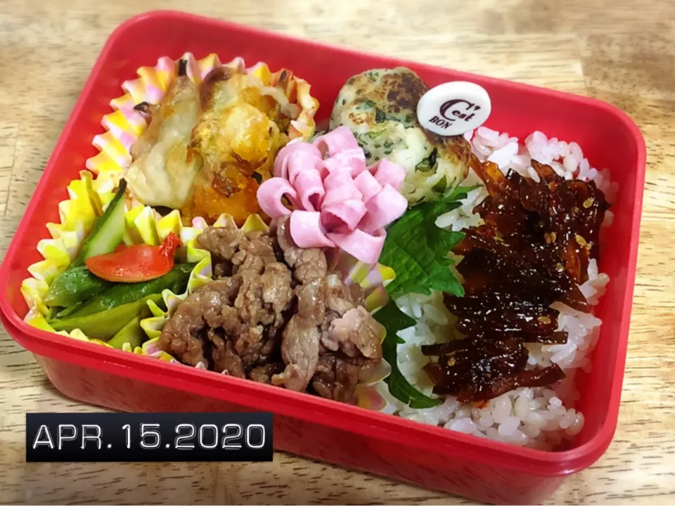 4/15のお弁当！！
ご飯の上にコリコリわかめを乗せたけど、味は美味しいけど結構辛かった😆|suzuさん