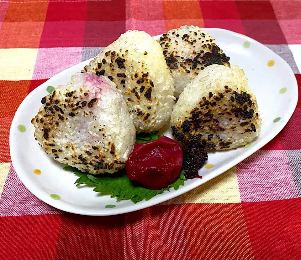 Snapdishの料理写真:焼きおにぎり🍙自家製梅干し入り|eiyadeさん