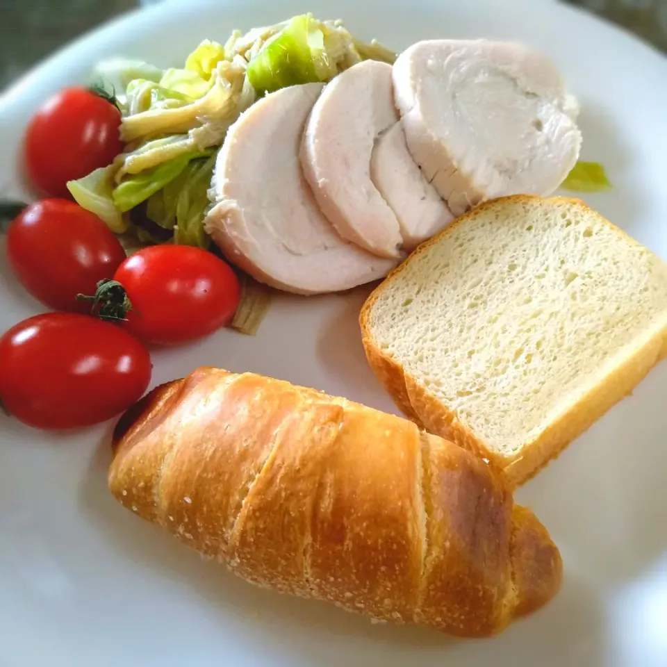 Snapdishの料理写真:手作りチキンハムと塩バターパン、手捏ね食パンと温野菜の朝食！|うるちゃんママさん