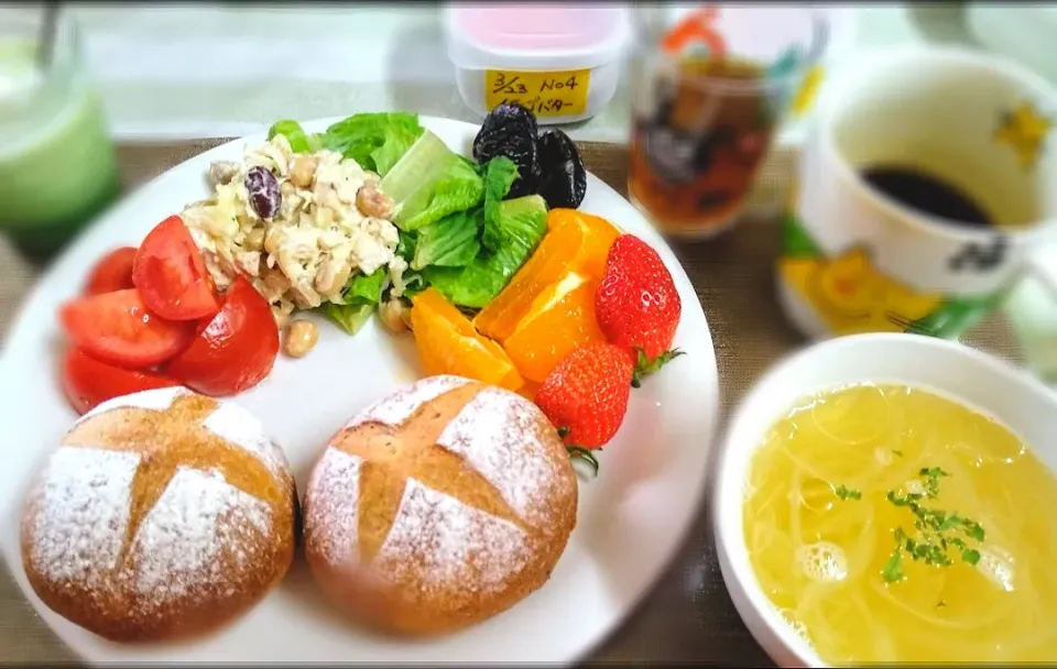 Snapdishの料理写真:いちご酵母パン朝食！スープはキャベツポタージュ💕|うるちゃんママさん