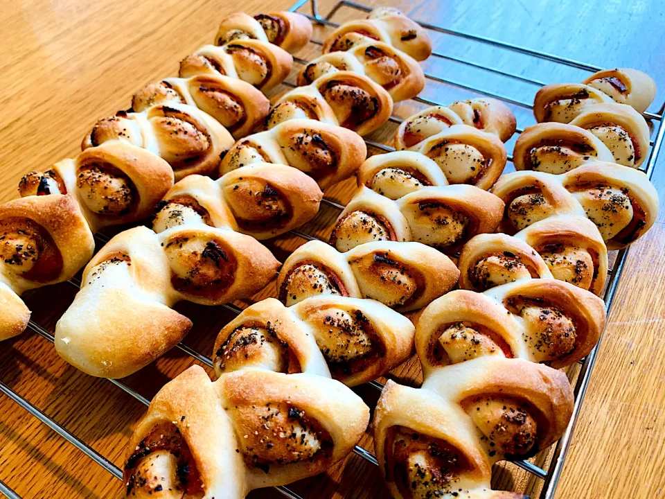 ベーコンエピ焼き上がり〜粗挽き胡椒たっぷりの大人味🥖|いちごさん