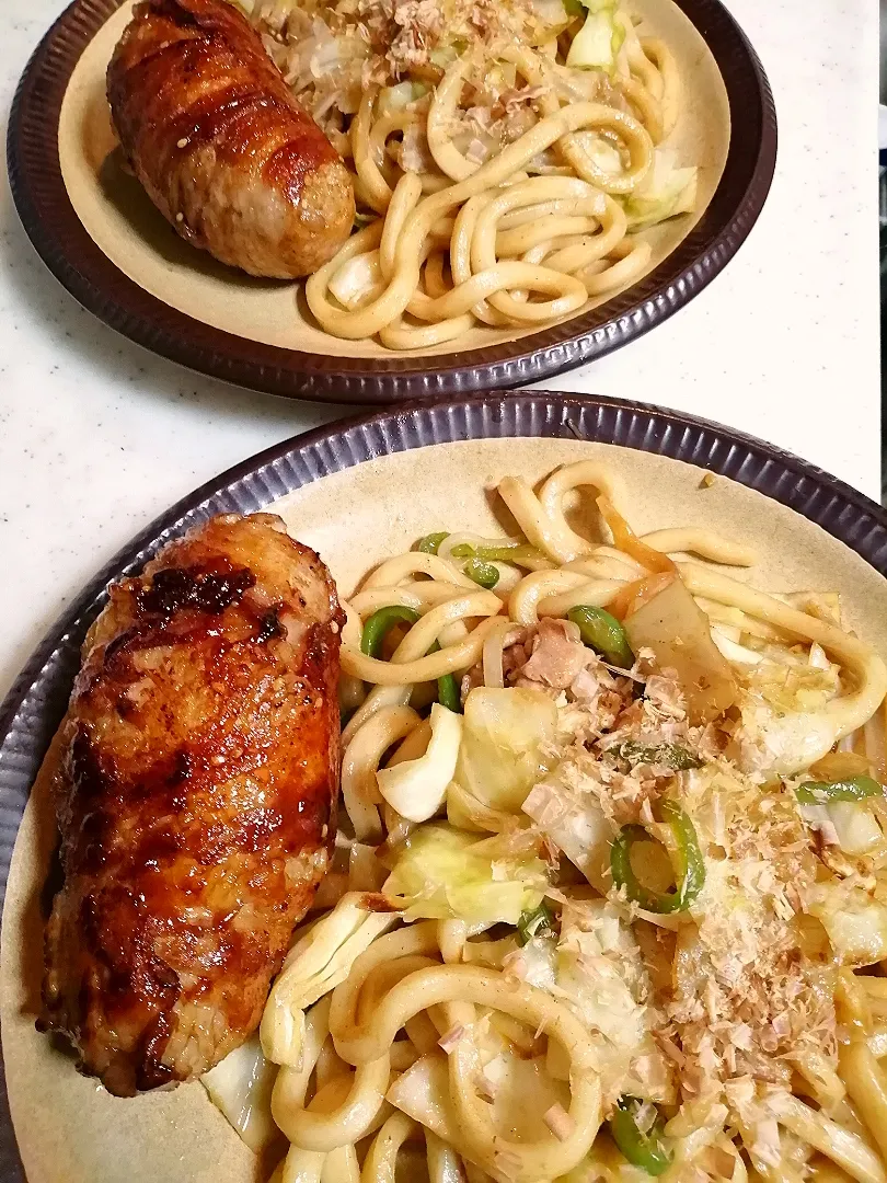 今日のお昼ごはん
肉巻きおにぎりと焼きうどん😋|ナナオさん