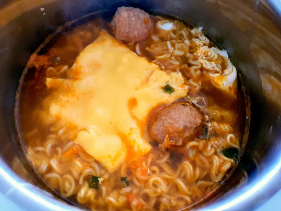 StayHomeLunch: Korean Spicy Cheese Ramyeon with 2 frozen chicken balls 1 egg 😉|🌷lynnlicious🌷さん