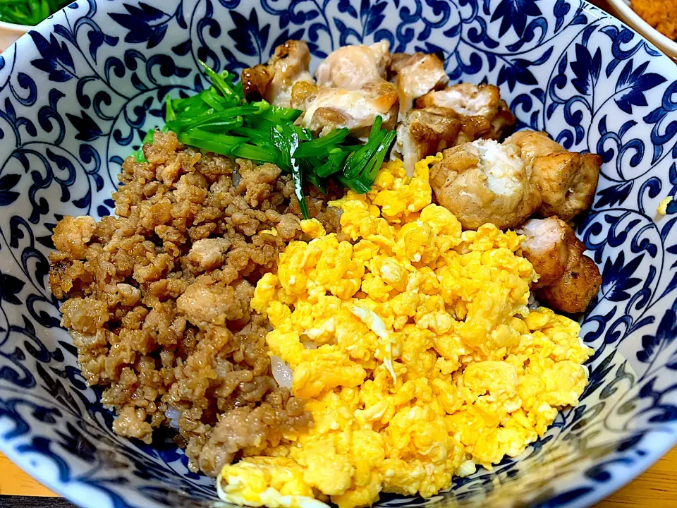 Snapdishの料理写真:そぼろと卵は手作り、焼き鳥は串から外して丼に♪|ぴーまんさん