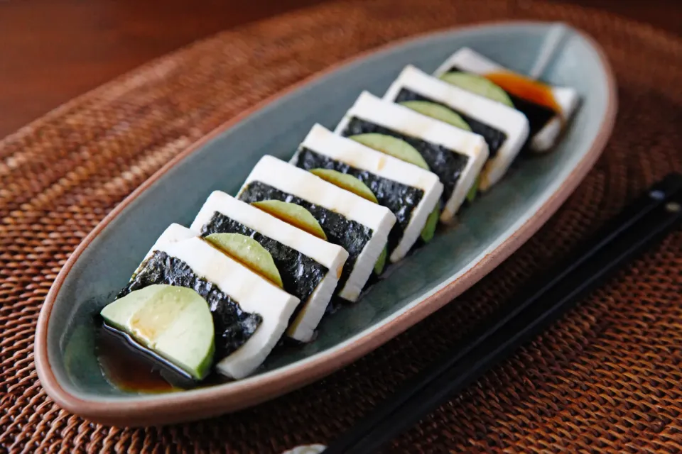 Snapdishの料理写真:豆腐とアボカドのカプレーゼ　　　　　　　　　Tofu, avocado and seaweed caprese|マユマユさん