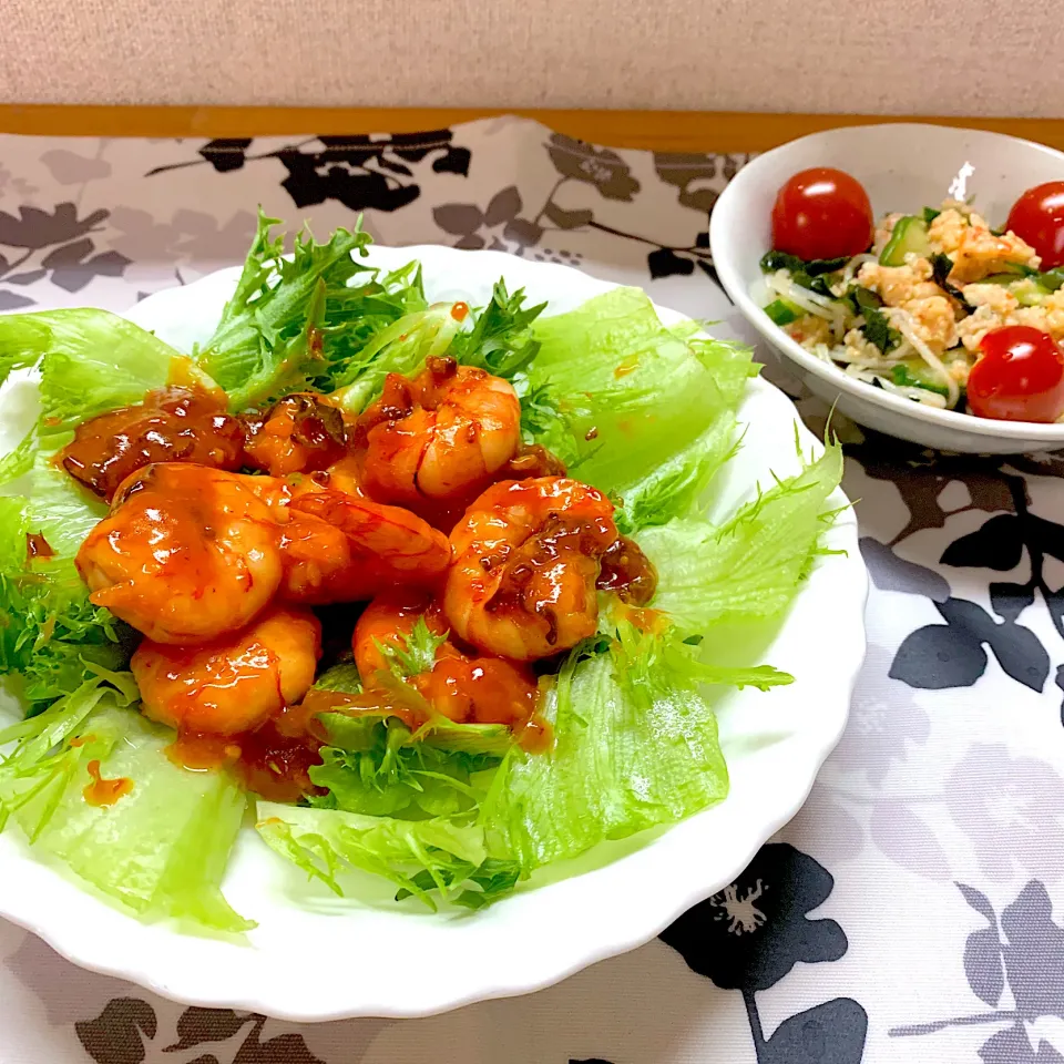 エビチリとわかめとかにかまぼこの中華風サラダを作りました。|もゆさん