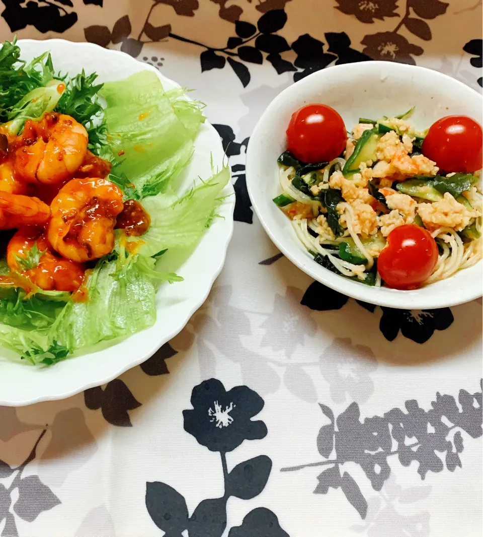 もゆさんの料理 エビチリとわかめとかにかまぼこの中華風サラダを作りました。|もゆさん