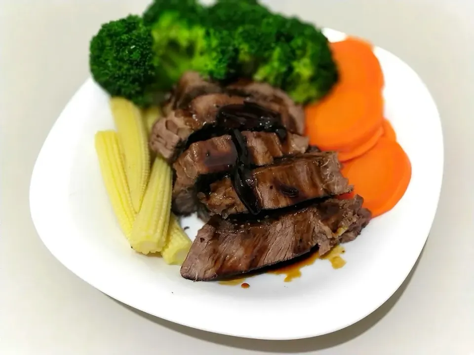 Snapdishの料理写真:【Sirloin steak 😋】|Tanivuさん