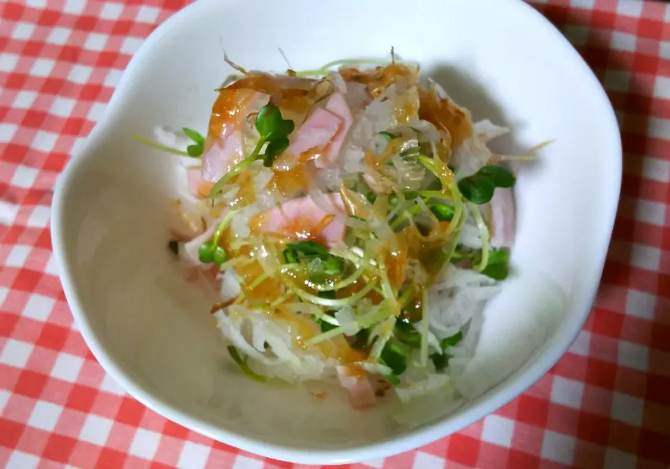 大根とハムとカイワレのサラダ🍀ごま油とガーリックのドレッシングで😋|オレンジチョコさん