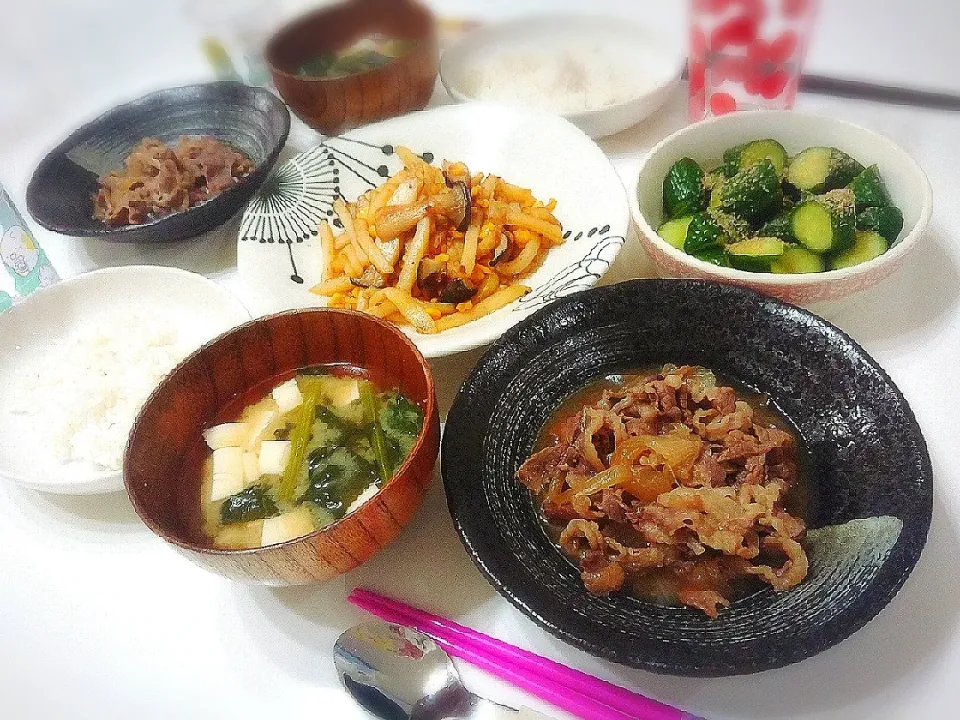 Snapdishの料理写真:夕食(^ー^)
牛丼(下の子が丼にするのがキライなので別出し😅)
エリンギとポテトのコーンバター炒め
きゅうりの浅漬け(下の子お手伝いもみもみ🎵)|プリン☆さん