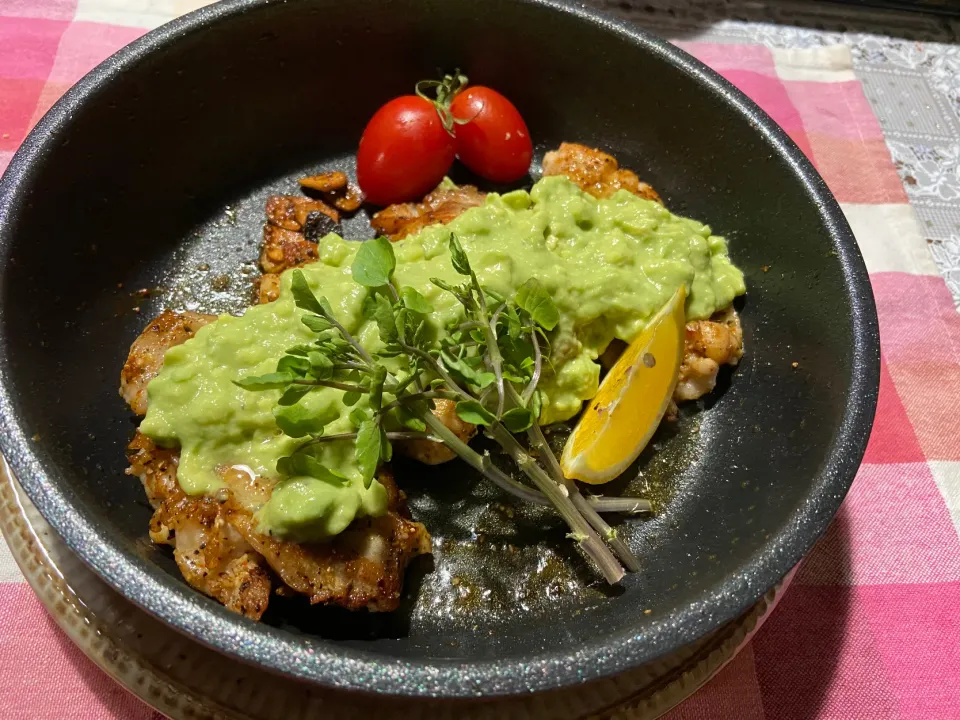 自宅 de RUBスパイスBBQ風チキンステーキアボカドソース|ハルのただ飯さん