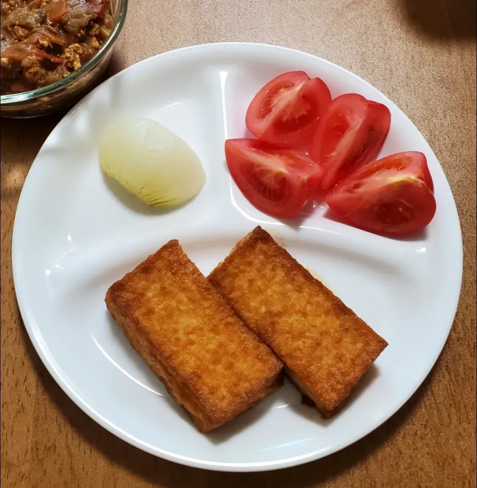 厚揚げの甘辛煮
トマト
新玉ねぎのレンジ蒸し
昨日のカレーの残り|ナナさん