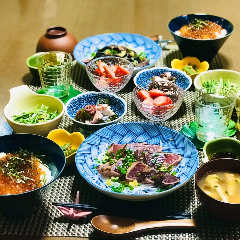 Snapdishの料理写真:いくら丼とカツオのタタキ🍺|nailsbayさん