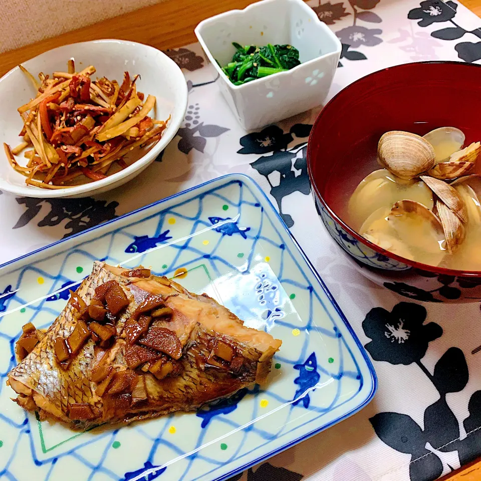 鯛の煮付け　ほうれん草の胡麻和え　きんぴらごぼう　あさりのお味噌汁|もゆさん