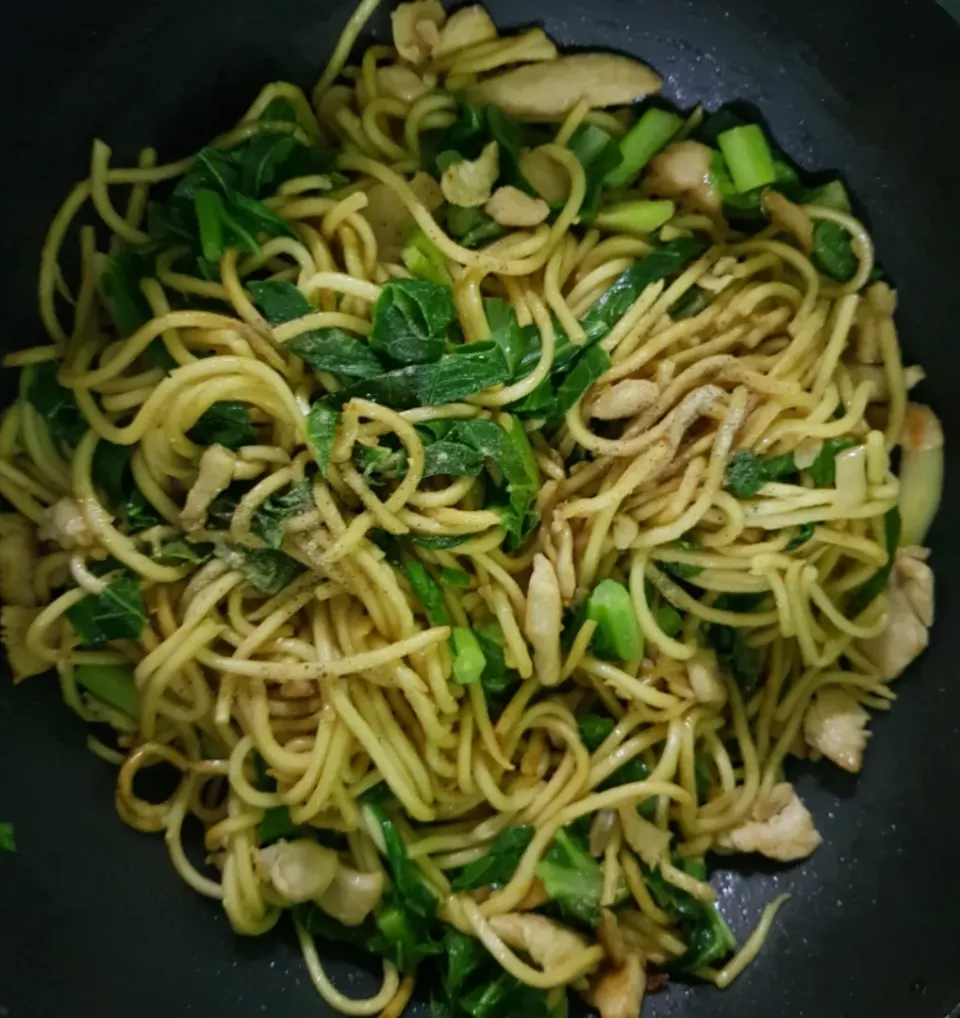 fried cantonese noodles with chicken & kale|patcookingfeverパットさん