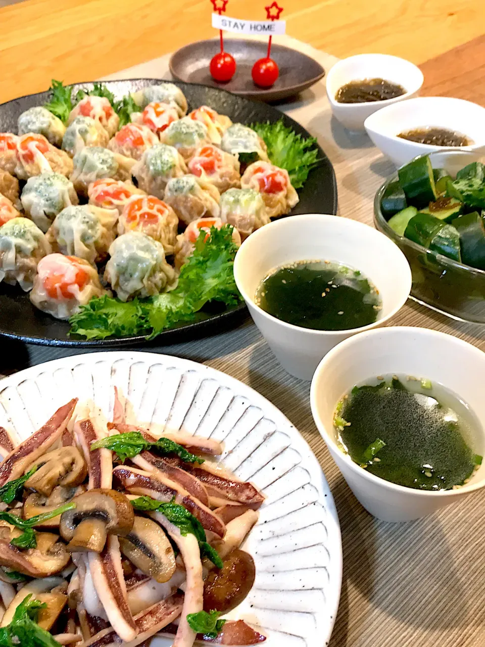 Snapdishの料理写真:トマト🍅とブロッコリー🥦のシュウマイ、イカ🦑とマッシュルームのオイスターバター炒め、ワカメスープ|yukinnkoさん