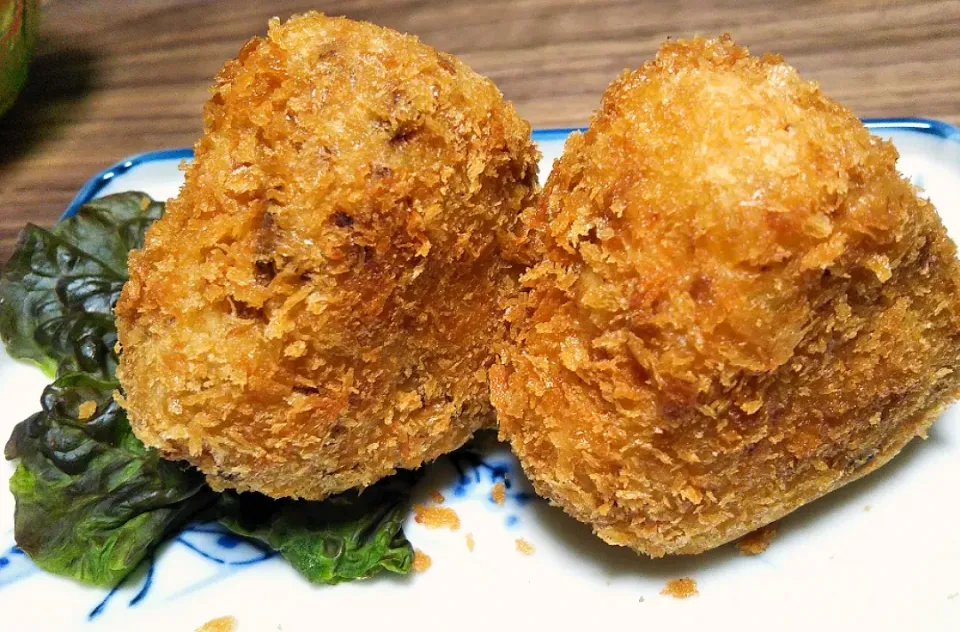 Snapdishの料理写真:おにぎりじゃないよ🍙コロッケだよ🍀|りょうさん