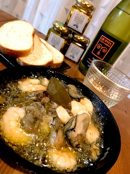 snapdish賞でいただいたoysterkitchenの中から、牡蠣のアヒージョを使って、
牡蠣と海老のアヒージョ😋🍷✨🎶
オリーブオイルを足し、海老を追加しました😆
味はついているので、追加いらず。パン
3切れじゃ足りませんでした😅
牡蠣をパンにのせてパクッと！白ワインクピッと😍たまらん💓|アイさん