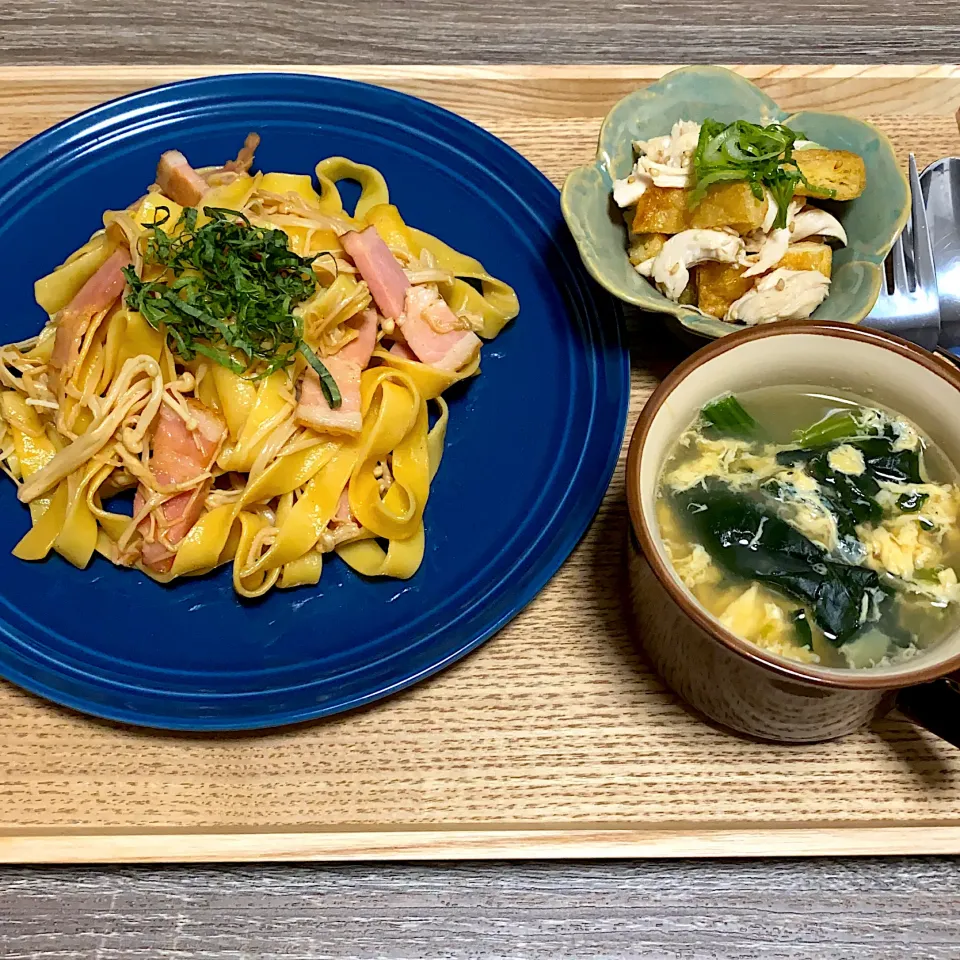 Snapdishの料理写真:えのきバターフェットチーネ 卵とほうれん草の和風スープ 油揚げとささみのさっぱり和え|m iさん