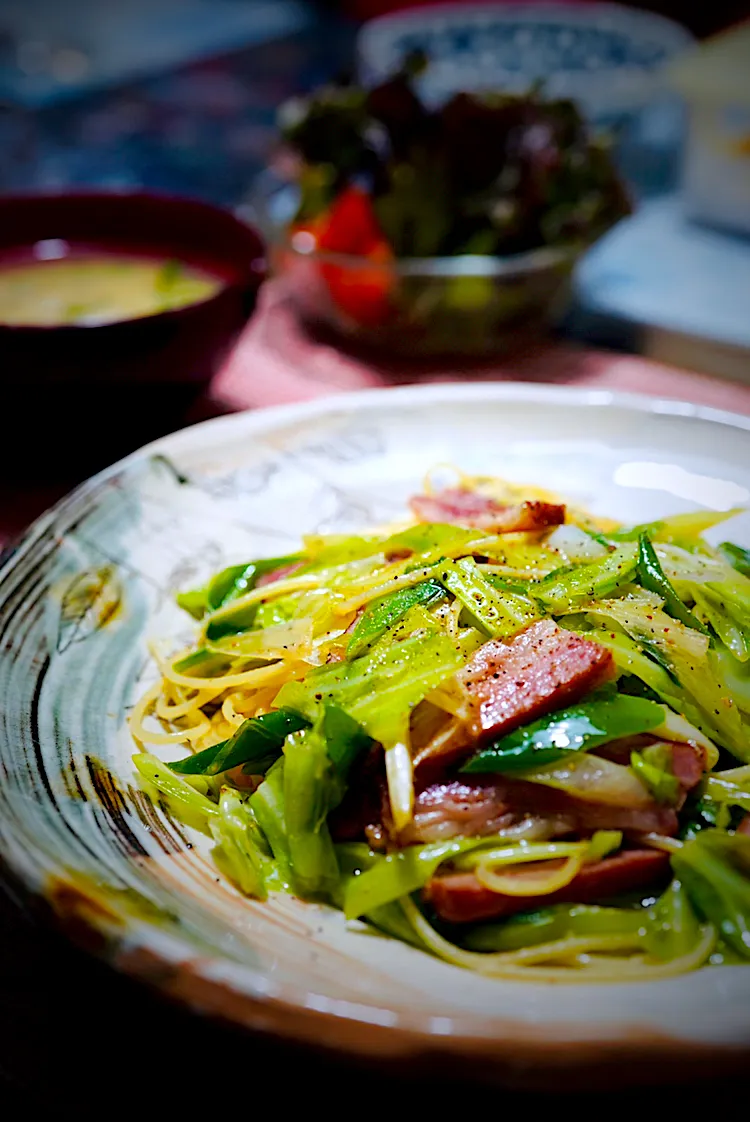 Snapdishの料理写真:九条ねぎと春キャベツのペペロンチーノ❣️野菜たっぷりの晩ごはんパスタだよ！(*☻-☻*)✨💛|イチロッタさん