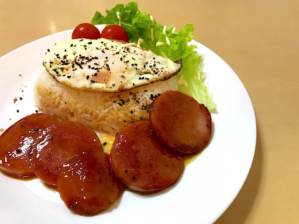 Snapdishの料理写真:十勝豚丼のたれかけボロニアソーセージと目玉焼きサトウのごはん|マハロ菊池さん