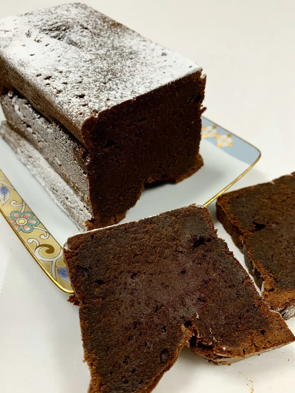 Moist and Rich Chocolate Cake|gonbenさん