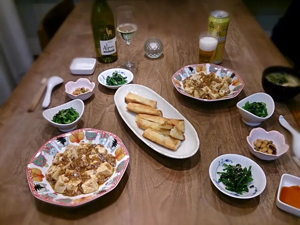 春巻きと麻婆豆腐のある食卓|古尾谷りかこさん