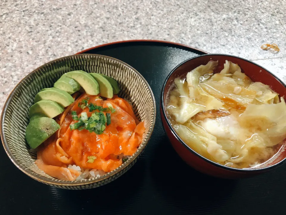 サーモンたたき丼と焼きキャベツの味噌汁|kittykittyさん