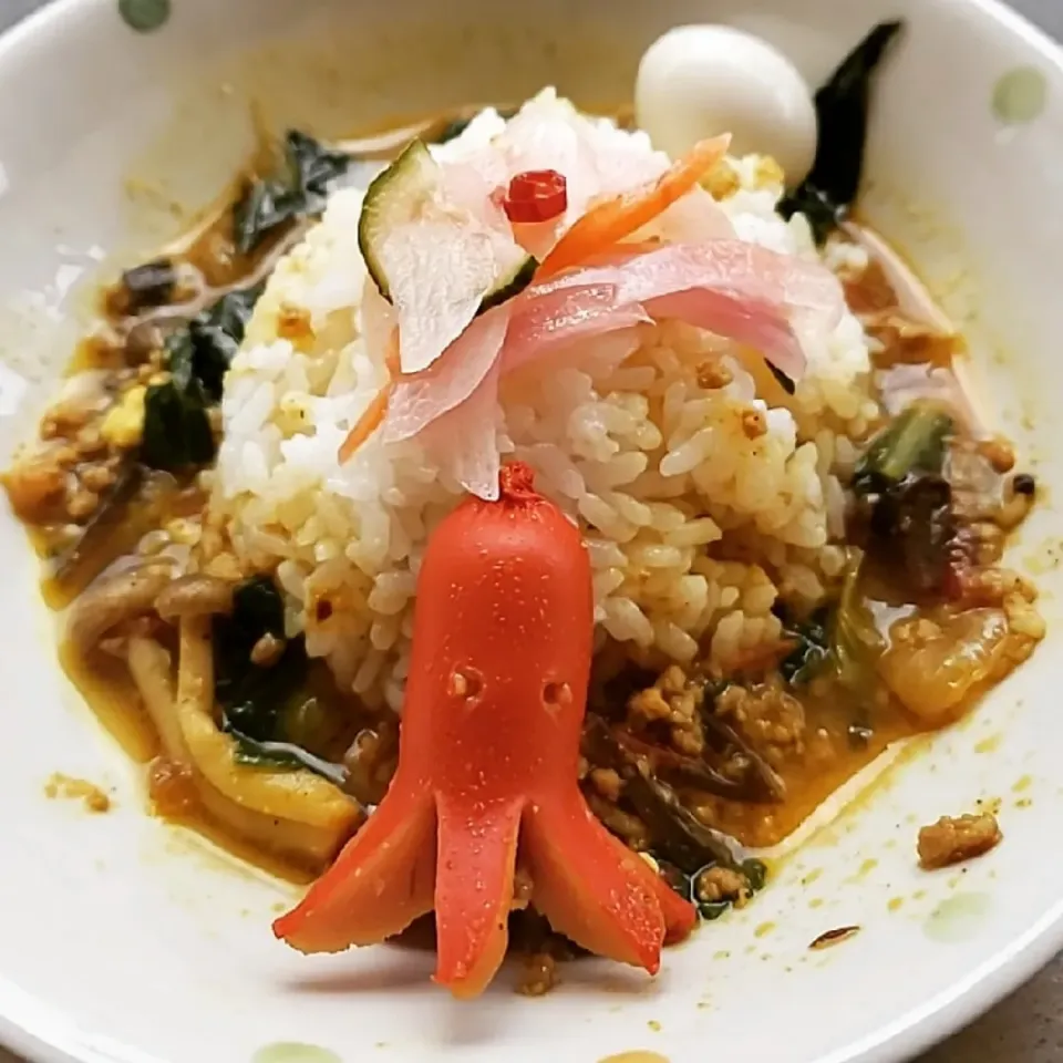 Snapdishの料理写真:シメジとチンゲン菜のポークキーマカレーinタコさんウインナー🐙です。|ふじわらたくやさん