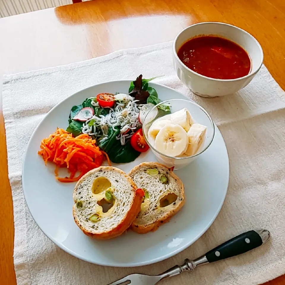 ラウンドパンで朝ごはん|えるえるさん